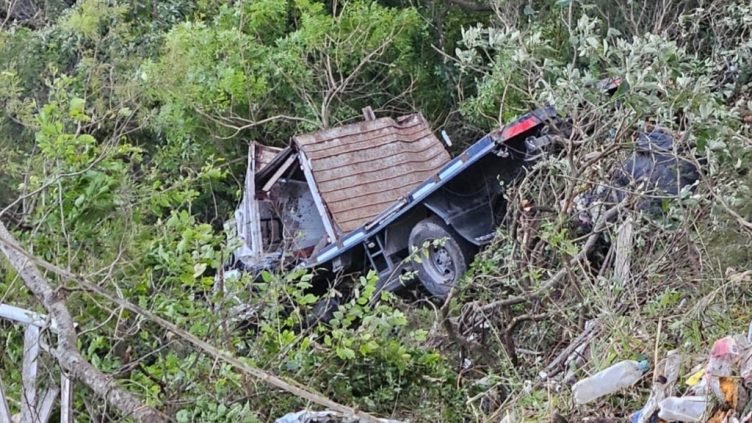 Un camión cayó a un precipicio en la Cuesta del Totoral