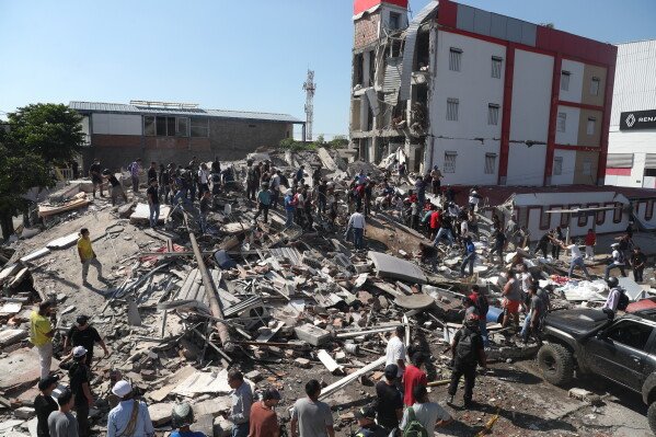 Fuerte terremoto de 7,4 sacudió Colombia y dejó decenas de muertos y graves daños
