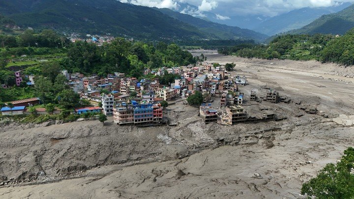 Al menos 16 muertos y más de 300 turistas desaparecidos tras una riada en la frontera entre Nepal y el Tíbet