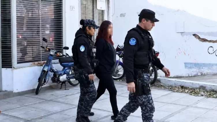 Confirman por diez días la detención de la madre del niño de tres años mientras continúan las pericias