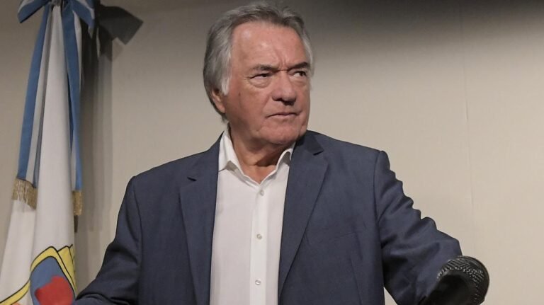 Barrionuevo vuelve a escena y se mete en la pelea electoral de Catamarca