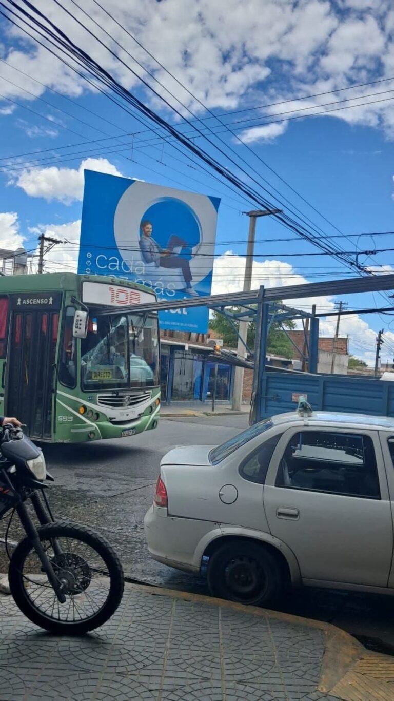 Choque en avenida Güemes: la carga de un camión perforó el frente de un colectivo